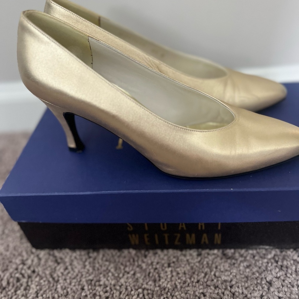 STUART WEITZMAN SATINATO GOLD PUMPS 6.5